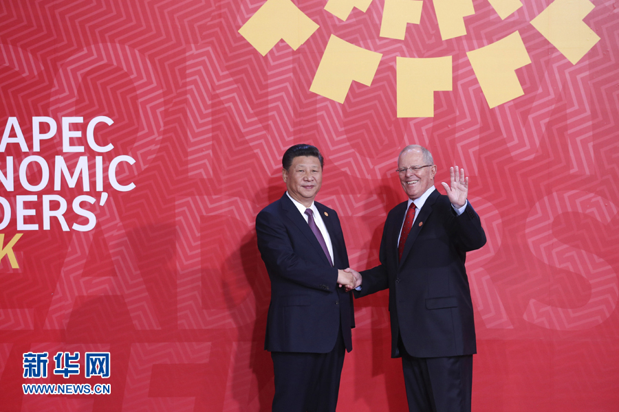 11月20日,亞太經(jīng)合組織第二十四次領(lǐng)導(dǎo)人非正式會(huì)議在秘魯利馬舉行。國(guó)家主席習(xí)近平出席并發(fā)表題為《面向未來(lái)開拓進(jìn)取促進(jìn)亞太發(fā)展繁榮》的重要講話。這是會(huì)議開始前,習(xí)近平受到秘魯總統(tǒng)庫(kù)琴斯基的熱情迎接。 新華社記者 龐興雷 攝 11月20日,亞太經(jīng)合組織第二十四次領(lǐng)導(dǎo)人非正式會(huì)議在秘魯利馬舉行。國(guó)家主席習(xí)近平出席并發(fā)表題為《面向未來(lái)開拓進(jìn)取促進(jìn)亞太發(fā)展繁榮》的重要講話。這是會(huì)議開始前,習(xí)近平受到秘魯總統(tǒng)庫(kù)琴斯基的熱情迎接。 新華社記者 龐興雷 攝