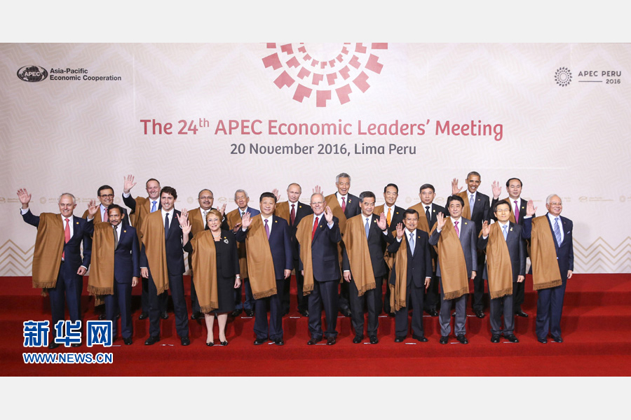 11月20日,亞太經(jīng)合組織第二十四次領(lǐng)導(dǎo)人非正式會(huì)議在秘魯利馬舉行。國(guó)家主席習(xí)近平出席并發(fā)表題為《面向未來(lái)開拓進(jìn)取促進(jìn)亞太發(fā)展繁榮》的重要講話。這是會(huì)議期間,國(guó)家主席習(xí)近平同其他亞太經(jīng)合組織成員經(jīng)濟(jì)體領(lǐng)導(dǎo)人、代表合影。 新華社記者 丁林 攝 11月20日,亞太經(jīng)合組織第二十四次領(lǐng)導(dǎo)人非正式會(huì)議在秘魯利馬舉行。國(guó)家主席習(xí)近平出席并發(fā)表題為《面向未來(lái)開拓進(jìn)取促進(jìn)亞太發(fā)展繁榮》的重要講話。這是會(huì)議期間,國(guó)家主席習(xí)近平同其他亞太經(jīng)合組織成員經(jīng)濟(jì)體領(lǐng)導(dǎo)人、代表合影。 新華社記者 丁林 攝
