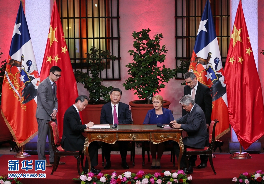 11月22日,國家主席習(xí)近平在圣地亞哥同智利總統(tǒng)巴切萊特舉行會談。這是會談后,兩國元首見證經(jīng)貿(mào)、農(nóng)業(yè)、質(zhì)檢、文化、教育、電子商務(wù)、信息通信、金融等領(lǐng)域多項(xiàng)雙邊合作文件的簽署。新華社記者 蘭紅光 攝 11月22日,國家主席習(xí)近平在圣地亞哥同智利總統(tǒng)巴切萊特舉行會談。這是會談后,兩國元首見證經(jīng)貿(mào)、農(nóng)業(yè)、質(zhì)檢、文化、教育、電子商務(wù)、信息通信、金融等領(lǐng)域多項(xiàng)雙邊合作文件的簽署。新華社記者 蘭紅光 攝