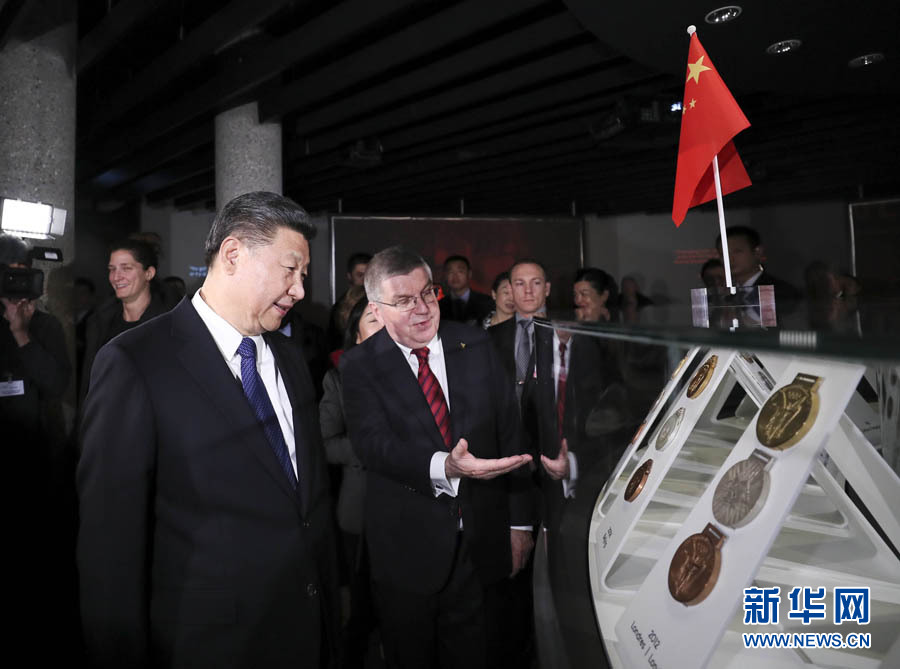 1月18日,國(guó)家主席習(xí)近平在瑞士洛桑國(guó)際奧林匹克博物館會(huì)見國(guó)際奧林匹克委員會(huì)主席巴赫。這是會(huì)見后,習(xí)近平在巴赫陪同下參觀往屆奧運(yùn)會(huì)獎(jiǎng)牌展。新華社記者 蘭紅光 攝 1月18日,國(guó)家主席習(xí)近平在瑞士洛桑國(guó)際奧林匹克博物館會(huì)見國(guó)際奧林匹克委員會(huì)主席巴赫。這是會(huì)見后,習(xí)近平在巴赫陪同下參觀往屆奧運(yùn)會(huì)獎(jiǎng)牌展。新華社記者 蘭紅光 攝