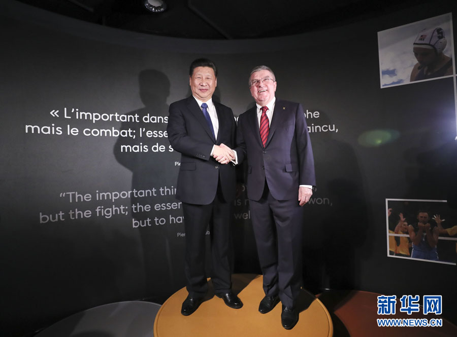 1月18日,國(guó)家主席習(xí)近平在瑞士洛桑國(guó)際奧林匹克博物館會(huì)見國(guó)際奧林匹克委員會(huì)主席巴赫。這是習(xí)近平和巴赫在奧運(yùn)冠軍領(lǐng)獎(jiǎng)臺(tái)上合影。新華社記者 蘭紅光 攝 1月18日,國(guó)家主席習(xí)近平在瑞士洛桑國(guó)際奧林匹克博物館會(huì)見國(guó)際奧林匹克委員會(huì)主席巴赫。這是習(xí)近平和巴赫在奧運(yùn)冠軍領(lǐng)獎(jiǎng)臺(tái)上合影。新華社記者 蘭紅光 攝