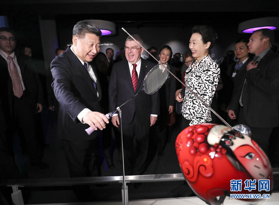 1月18日,國(guó)家主席習(xí)近平在瑞士洛桑國(guó)際奧林匹克博物館會(huì)見國(guó)際奧林匹克委員會(huì)主席巴赫。這是習(xí)近平在巴赫陪同下,參觀羽毛球世界冠軍李玲蔚用過的球拍。新華社記者 蘭紅光 攝 1月18日,國(guó)家主席習(xí)近平在瑞士洛桑國(guó)際奧林匹克博物館會(huì)見國(guó)際奧林匹克委員會(huì)主席巴赫。這是習(xí)近平在巴赫陪同下,參觀羽毛球世界冠軍李玲蔚用過的球拍。新華社記者 蘭紅光 攝