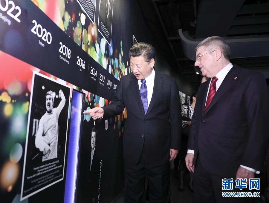 1月18日,國(guó)家主席習(xí)近平在瑞士洛桑國(guó)際奧林匹克博物館會(huì)見國(guó)際奧林匹克委員會(huì)主席巴赫。這是習(xí)近平在巴赫陪同下,參觀巴赫作為擊劍運(yùn)動(dòng)員參加奧運(yùn)會(huì)的照片。新華社記者 蘭紅光 攝 1月18日,國(guó)家主席習(xí)近平在瑞士洛桑國(guó)際奧林匹克博物館會(huì)見國(guó)際奧林匹克委員會(huì)主席巴赫。這是習(xí)近平在巴赫陪同下,參觀巴赫作為擊劍運(yùn)動(dòng)員參加奧運(yùn)會(huì)的照片。新華社記者 蘭紅光 攝