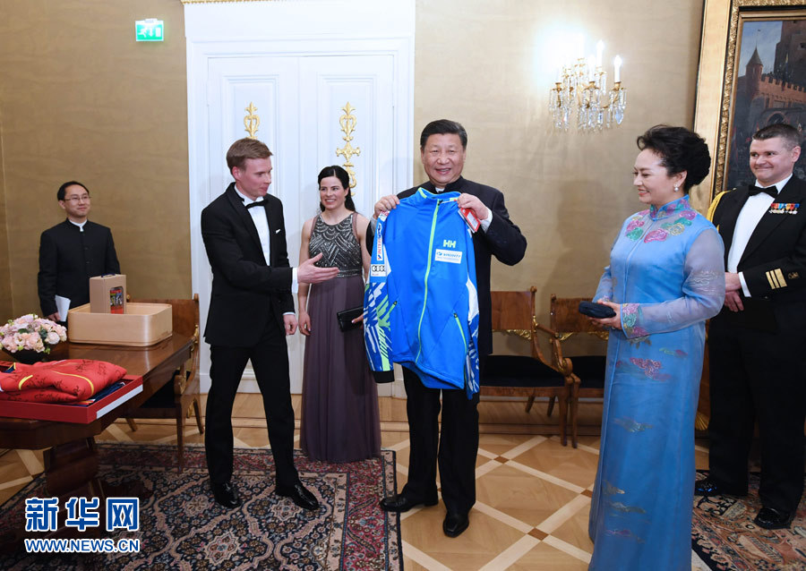 當地時間4月5日晚,國家主席習近平和芬蘭總統尼尼斯托在赫爾辛基共同會見剛剛參加完2017年世界花樣滑冰錦標賽的中芬兩國冰雪運動員代表。習近平夫人彭麗媛和尼尼斯托夫人豪吉歐參加會見。這是芬蘭運動員向習近平和夫人彭麗媛贈送運動衣。新華社記者 饒愛民 攝 當地時間4月5日晚,國家主席習近平和芬蘭總統尼尼斯托在赫爾辛基共同會見剛剛參加完2017年世界花樣滑冰錦標賽的中芬兩國冰雪運動員代表。習近平夫人彭麗媛和尼尼斯托夫人豪吉歐參加會見。這是芬蘭運動員向習近平和夫人彭麗媛贈送運動衣。新華社記者 饒愛民 攝