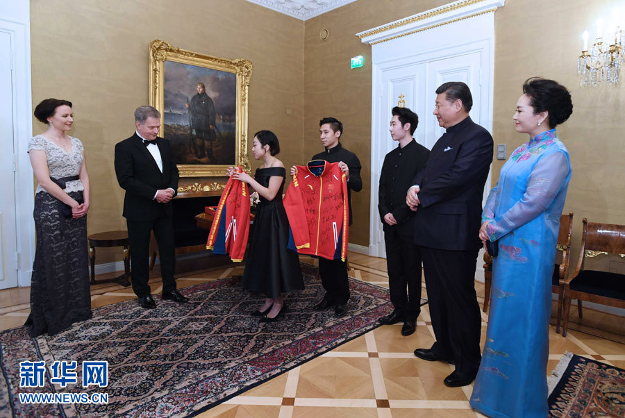 當地時間4月5日晚,國家主席習近平和芬蘭總統尼尼斯托在赫爾辛基共同會見剛剛參加完2017年世界花樣滑冰錦標賽的中芬兩國冰雪運動員代表。習近平夫人彭麗媛和尼尼斯托夫人豪吉歐參加會見。這是中國運動員向尼尼斯托和夫人豪吉歐贈送運動衣。新華社記者 饒愛民 攝 當地時間4月5日晚,國家主席習近平和芬蘭總統尼尼斯托在赫爾辛基共同會見剛剛參加完2017年世界花樣滑冰錦標賽的中芬兩國冰雪運動員代表。習近平夫人彭麗媛和尼尼斯托夫人豪吉歐參加會見。這是中國運動員向尼尼斯托和夫人豪吉歐贈送運動衣。新華社記者 饒愛民 攝