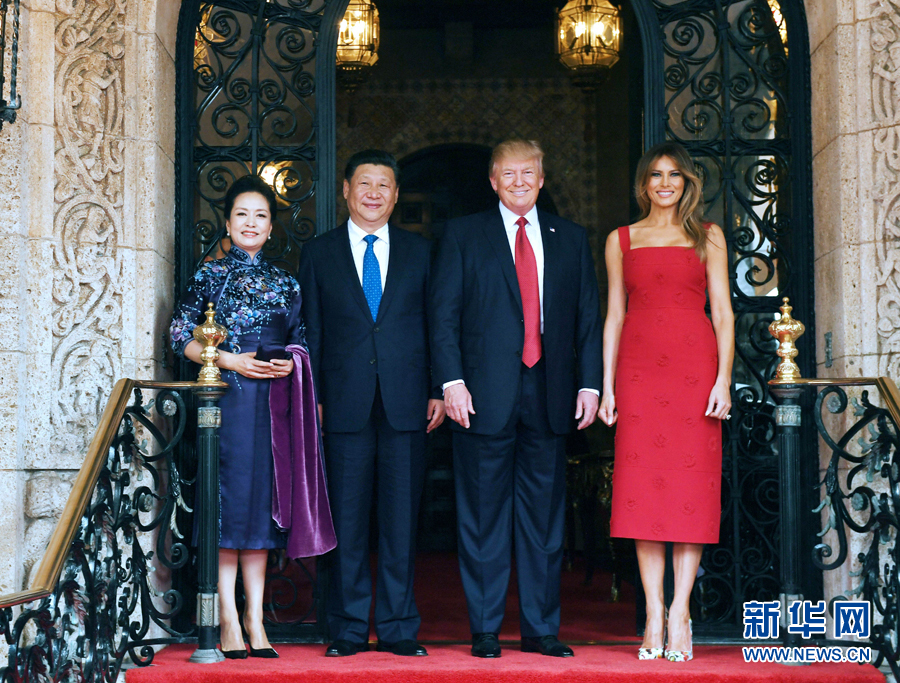 當地時間4月6日，國家主席習近平在美國佛羅里達州海湖莊園同美國總統特朗普舉行中美元首會晤。這是習近平和夫人彭麗媛同特朗普和夫人梅拉尼婭合影留念。新華社記者 饒愛民 攝 