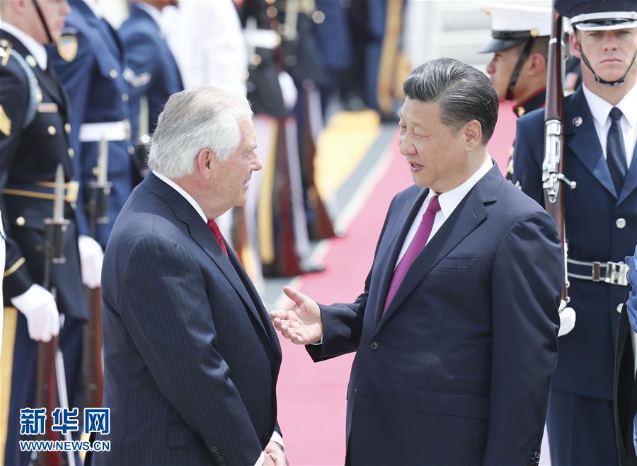4月6日,國家主席習近平乘專機抵達美國佛羅里達州,將在海湖莊園同美國總統特朗普舉行中美元首會晤。習近平和夫人彭麗媛受到美國國務卿蒂勒森夫婦等熱情迎接。新華社記者 丁林 攝 4月6日,國家主席習近平乘專機抵達美國佛羅里達州,將在海湖莊園同美國總統特朗普舉行中美元首會晤。習近平和夫人彭麗媛受到美國國務卿蒂勒森夫婦等熱情迎接。新華社記者 丁林 攝