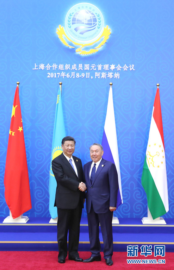 6月9日,國家主席習(xí)近平在哈薩克斯坦首都阿斯塔納出席上海合作組織成員國元首理事會(huì)第十七次會(huì)議并發(fā)表重要講話。這是習(xí)近平出席會(huì)議時(shí),受到哈薩克斯坦總統(tǒng)納扎爾巴耶夫的熱情迎接。新華社記者 馬占成 攝 6月9日,國家主席習(xí)近平在哈薩克斯坦首都阿斯塔納出席上海合作組織成員國元首理事會(huì)第十七次會(huì)議并發(fā)表重要講話。這是習(xí)近平出席會(huì)議時(shí),受到哈薩克斯坦總統(tǒng)納扎爾巴耶夫的熱情迎接。新華社記者 馬占成 攝