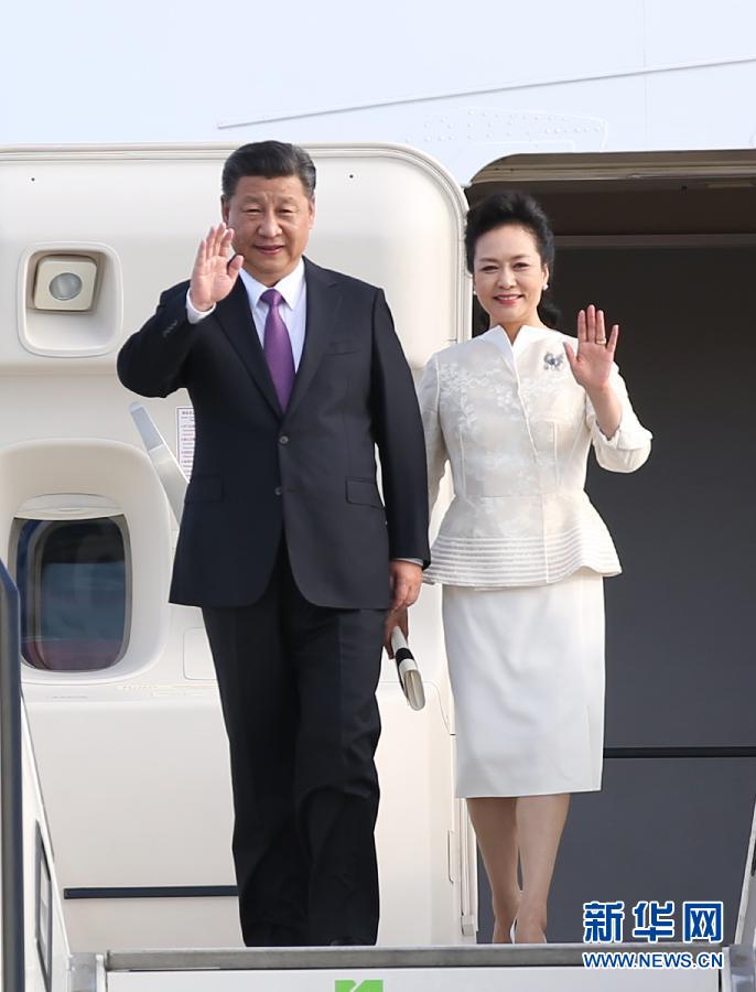 7月4日,國家主席習(xí)近平乘專機(jī)抵達(dá)柏林,開始對(duì)德意志聯(lián)邦共和國進(jìn)行國事訪問。這是習(xí)近平和夫人彭麗媛步出艙門。 新華社記者 姚大偉 攝 7月4日,國家主席習(xí)近平乘專機(jī)抵達(dá)柏林,開始對(duì)德意志聯(lián)邦共和國進(jìn)行國事訪問。這是習(xí)近平和夫人彭麗媛步出艙門。 新華社記者 姚大偉 攝