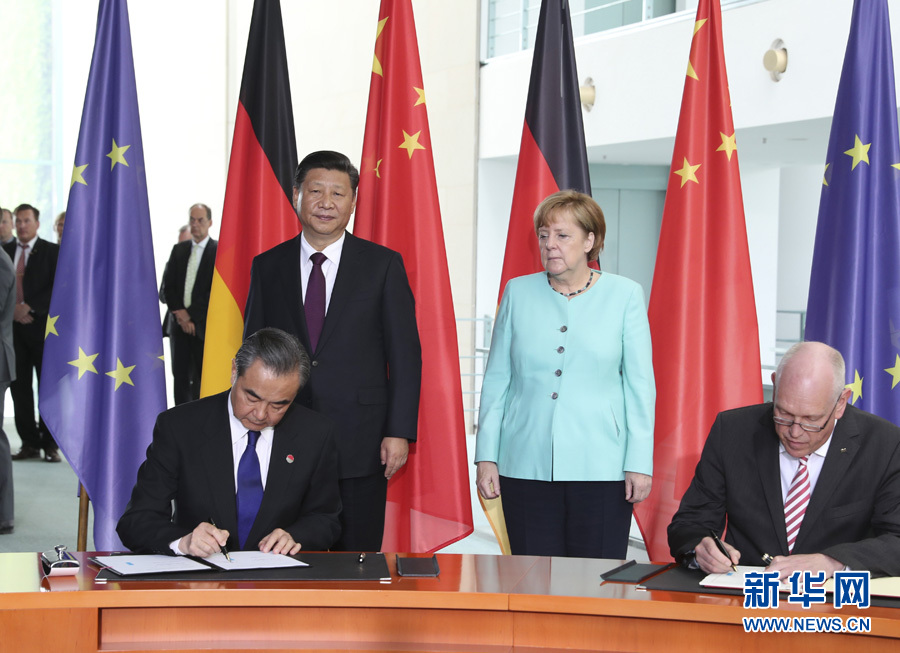 7月5日,國家主席習近平在柏林同德國總理默克爾舉行會談。會談后,兩國領導人共同見證了航天、智能制造、工業互聯網、數字化、第三方市場、大熊貓合作研究等領域多項雙邊合作文件的簽署。新華社記者馬占成攝 7月5日,國家主席習近平在柏林同德國總理默克爾舉行會談。會談后,兩國領導人共同見證了航天、智能制造、工業互聯網、數字化、第三方市場、大熊貓合作研究等領域多項雙邊合作文件的簽署。新華社記者馬占成攝