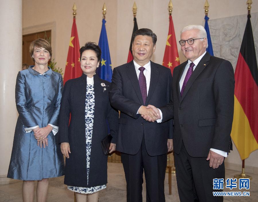 7月5日，國家主席習近平在柏林會見德國總統施泰因邁爾。會見前，施泰因邁爾在總統府花園為習近平舉行隆重歡迎儀式。這是習近平和夫人彭麗媛同施泰因邁爾夫婦合影。新華社記者 李學仁 攝