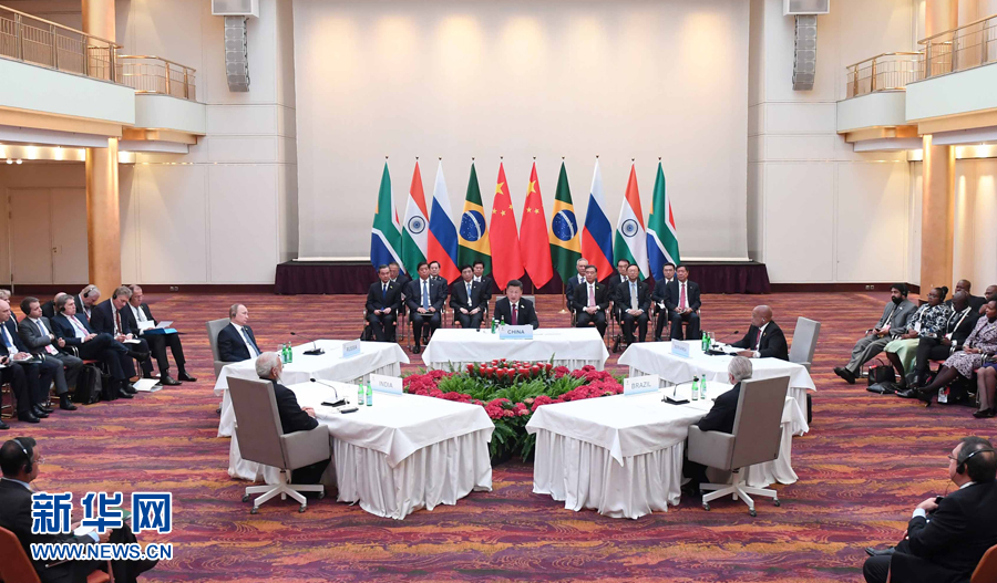 7月7日，國家主席習(xí)近平在德國漢堡主持金磚國家領(lǐng)導(dǎo)人非正式會(huì)晤，發(fā)表引導(dǎo)性講話和總結(jié)講話。南非總統(tǒng)祖馬、巴西總統(tǒng)特梅爾、俄羅斯總統(tǒng)普京、印度總理莫迪出席。新華社記者 張鐸 攝