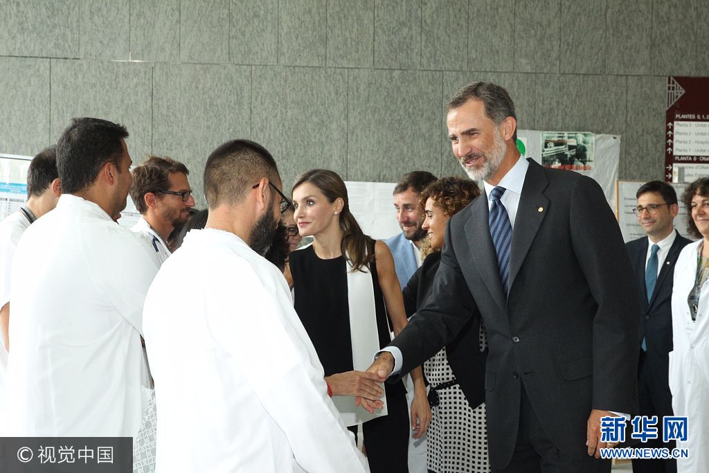 當?shù)貢r間2017年8月19日，西班牙巴塞羅那，西班牙國王菲利普六世和萊蒂齊亞王后探望巴塞羅那恐襲案傷者。***_***BARCELONA, SPAIN - AUGUST 19:  In this handout photo provided by Casa de S.M. el Rey de Espana, King Felipe VI of Spain and Queen Letizia of Spain meets with medical staff as they arrive to visit last Thursday's terrorist attack victims at the Hospital de la Santa Creu i Sant Pau on August 19, 2017 in Barcelona, Spain. Thirteen people were killed and dozens injured in the Las Ramblas area of Barcelona when a van hit crowds on August 17.  (Photo by Casa de S.M. el Rey de Espana via Getty Images)