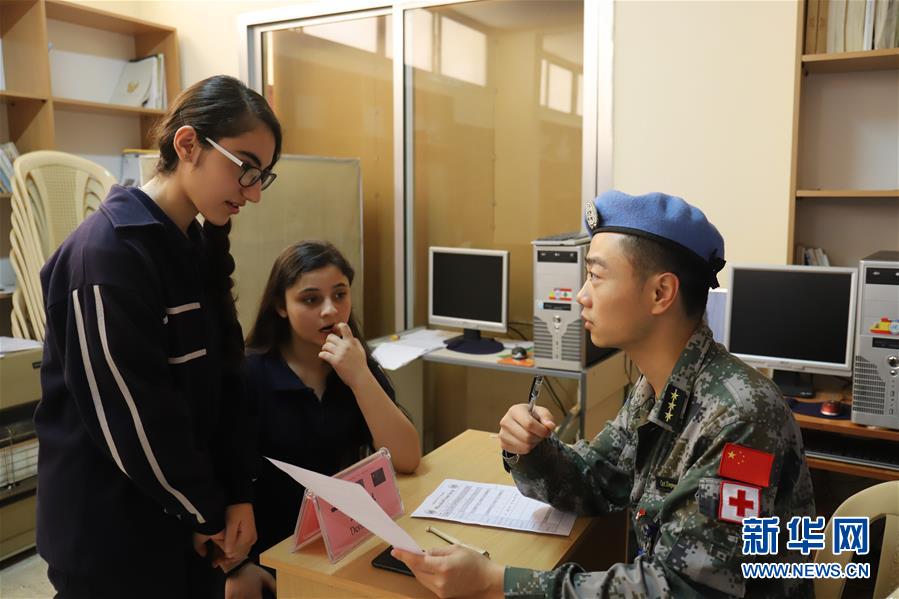 (新華網(wǎng))(1)接力義診 傳遞友誼——記中國赴黎維和醫(yī)療分隊在當(dāng)?shù)貙W(xué)校義診