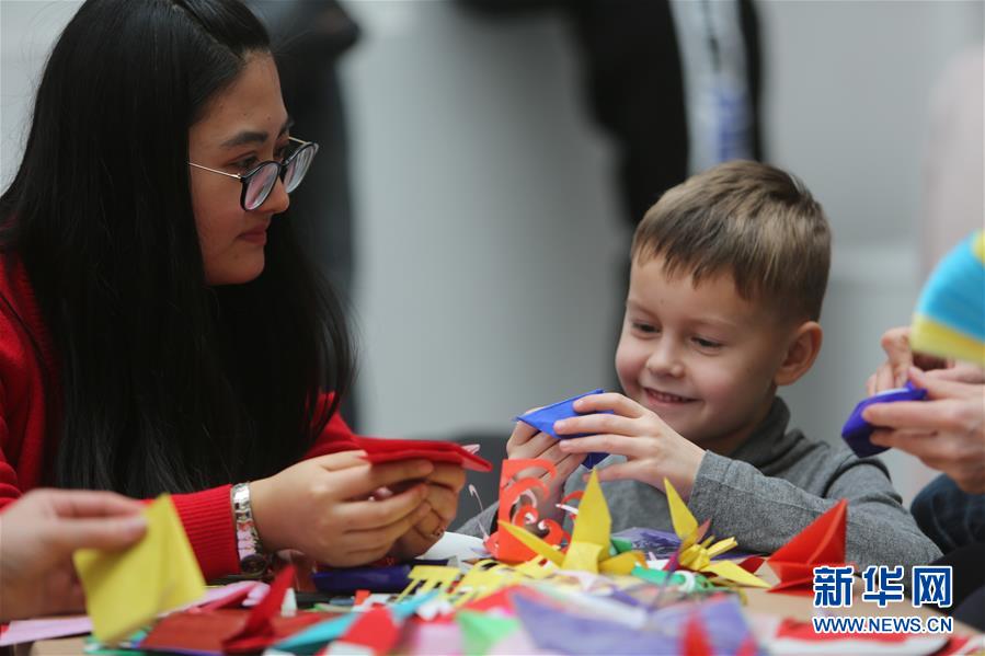 (國際·圖文互動)(2)白俄羅斯國家美術館里的中國年
