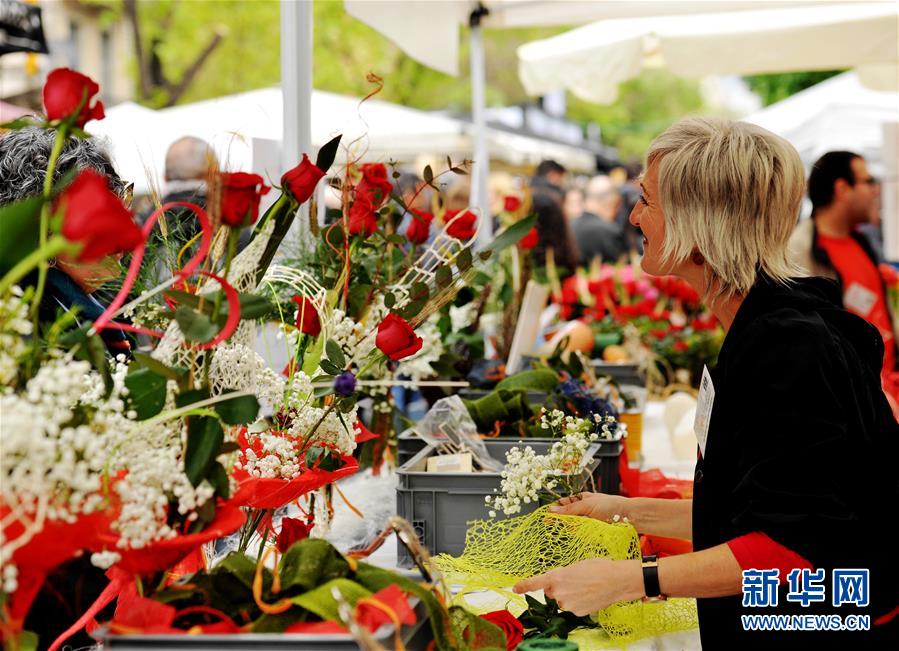 （國際&middot;圖文互動）（3）通訊：花香馥郁 書香怡人&mdash;&mdash;記西班牙巴塞羅那圣喬治節