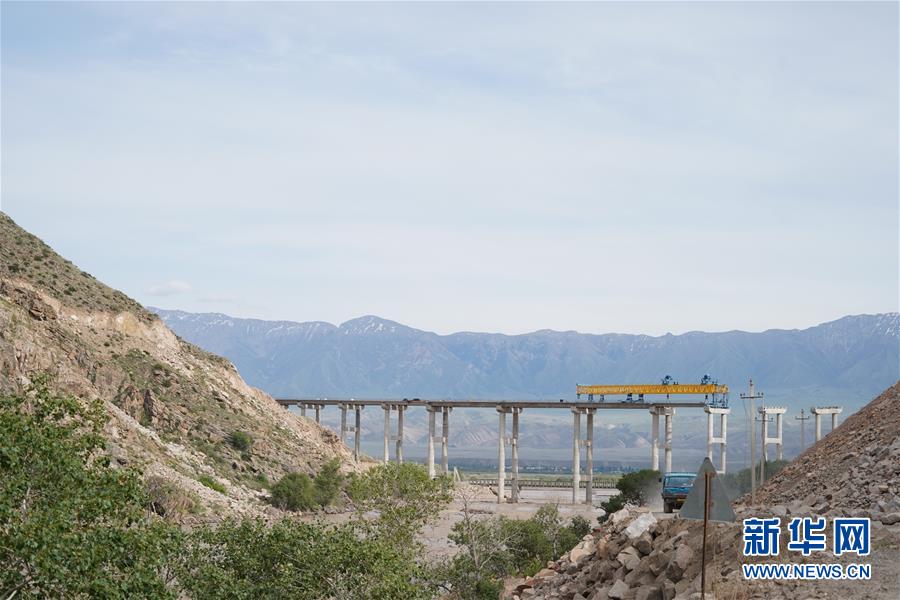 (習(xí)近平出訪配合稿·圖文互動(dòng))(3)通訊:雪山腳下有條“中國路”