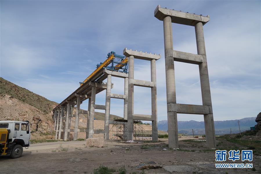 (習(xí)近平出訪配合稿·圖文互動(dòng))(4)通訊:雪山腳下有條“中國路”