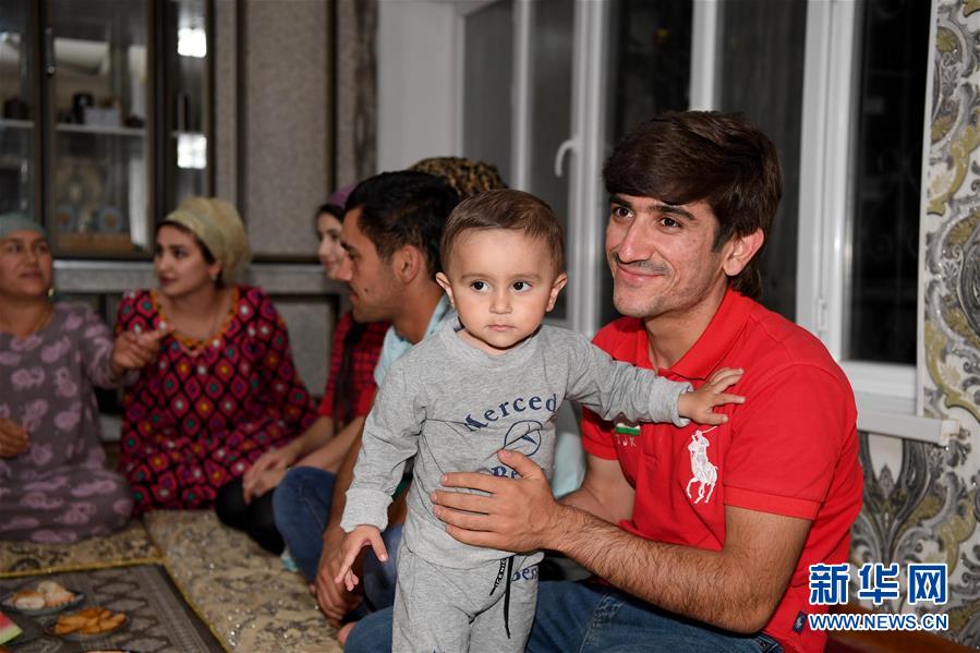 （國(guó)際&middot;圖文互動(dòng)）（1）通訊：&ldquo;學(xué)習(xí)中文為我?guī)?lái)意想不到的發(fā)展機(jī)遇&rdquo;&mdash;&mdash;記一名&ldquo;90后&rdquo;塔吉克斯坦青年的圓夢(mèng)之路