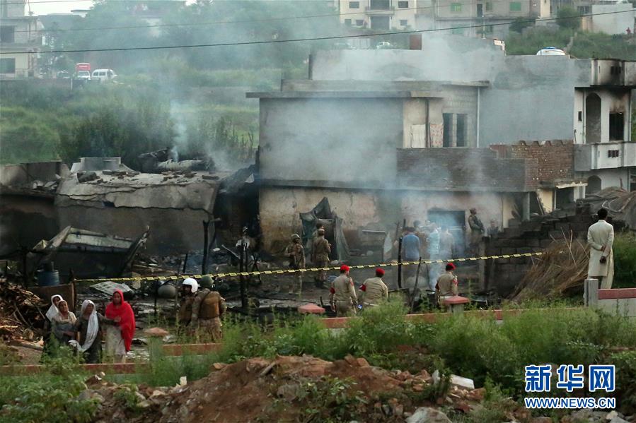 (國際)(1)一架小型軍用飛機在巴基斯坦墜毀