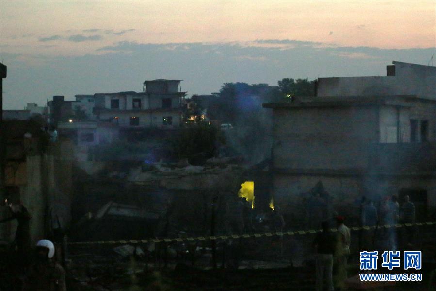 (國際)(3)一架小型軍用飛機在巴基斯坦墜毀