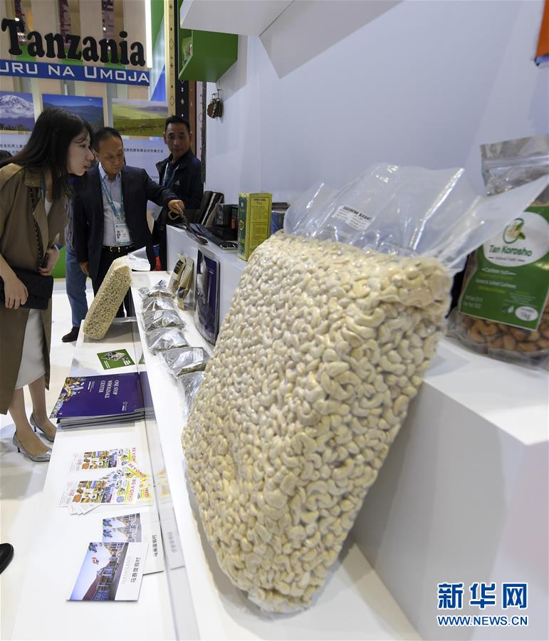 (新華全媒頭條·圖文互動)(6)大江奔騰勢如虹——習(xí)近平主席出席第二屆中國國際進口博覽會紀實