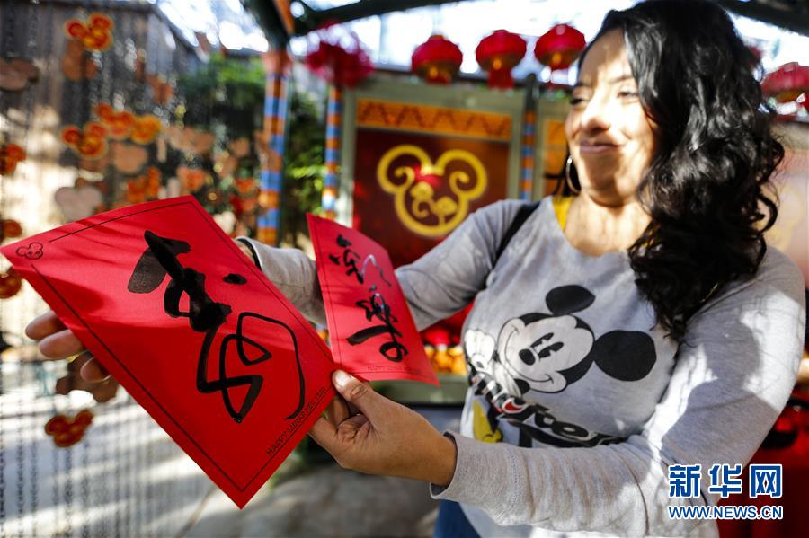 (國際·圖文互動)(1)通訊:美國迪士尼加州冒險樂園紅紅火火迎鼠年