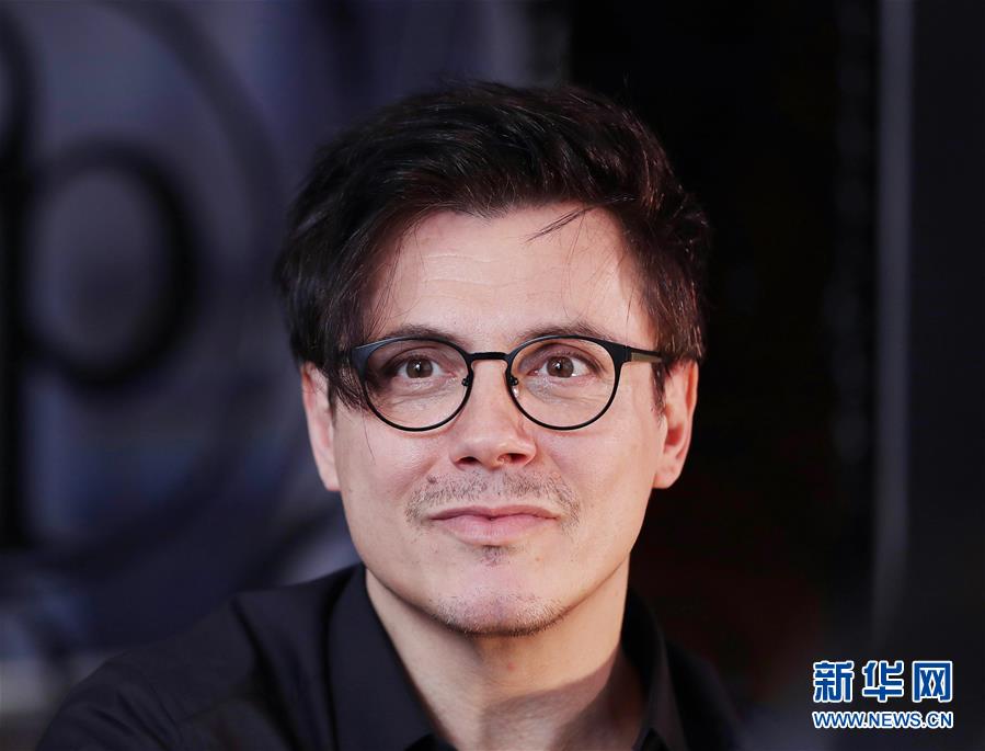 (國際·圖文互動)(6)通訊:手牽手,我們共同驅散陰霾——法國音樂人創作抗疫歌曲背后的故事