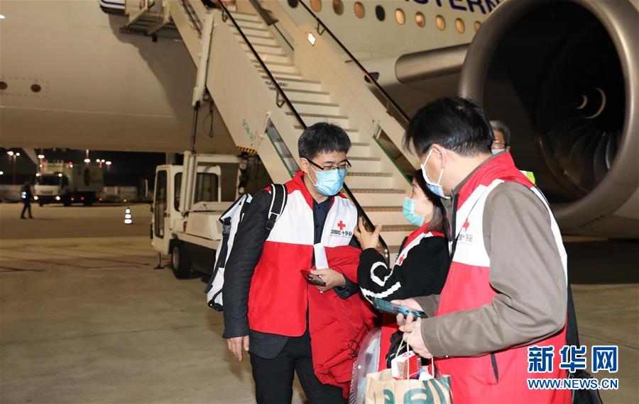 (國際疫情)(4)援意中國抗疫醫(yī)療專家組抵達羅馬