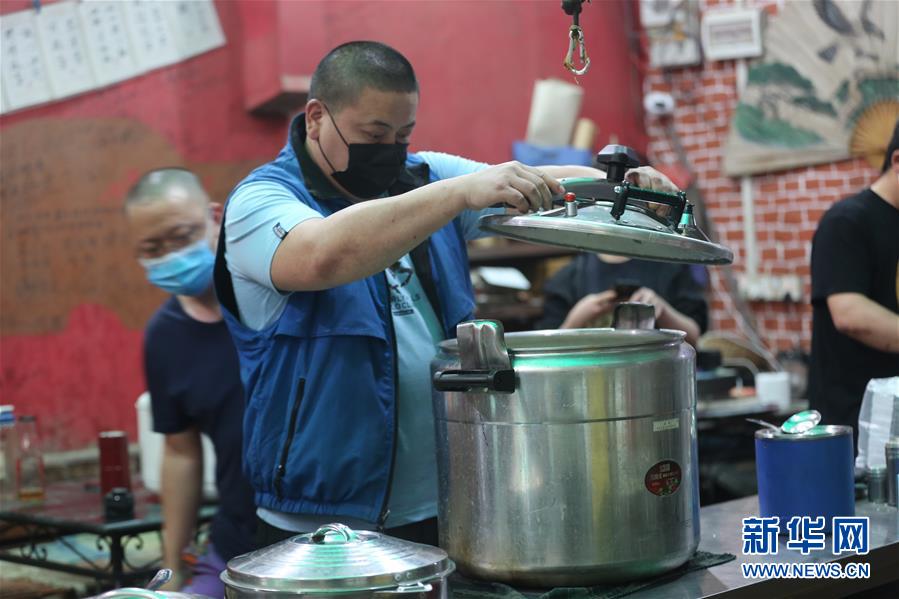 （國(guó)際疫情 &middot;圖文互動(dòng)）（1）通訊：加德滿(mǎn)都中國(guó)人奉獻(xiàn)的&ldquo;愛(ài)心便當(dāng)&rdquo;