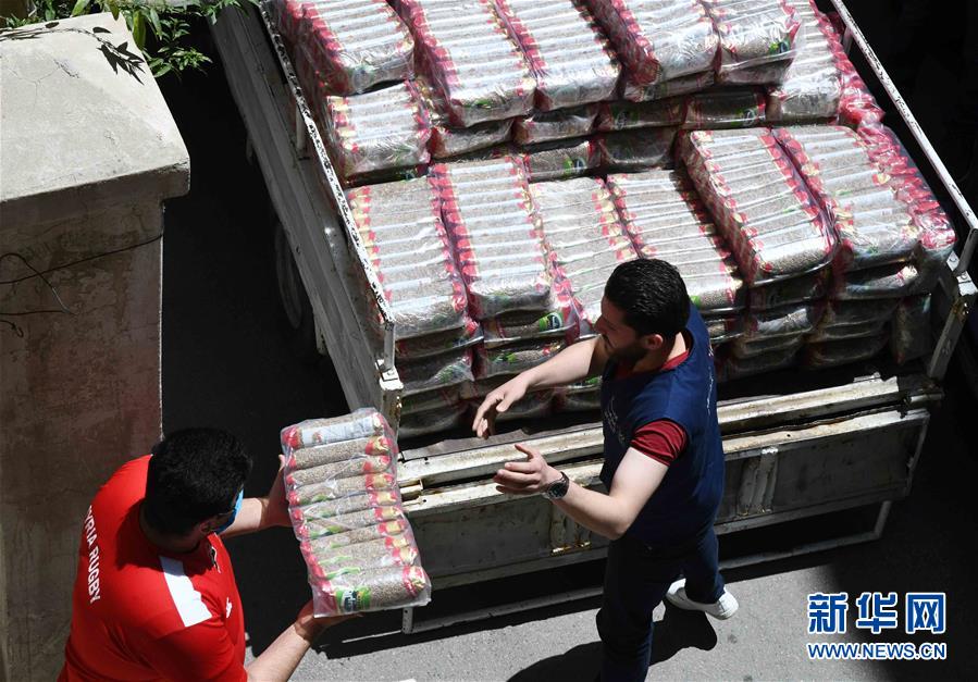 （國際疫情&middot;圖文互動）（1）通訊：疫情中，那抹笑容最難忘&mdash;&mdash;記向困難家庭發(fā)放愛心包裹的敘利亞青年志愿者