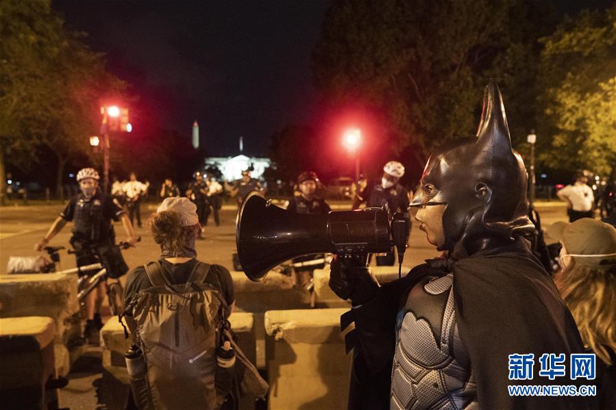 (國際)(4)美國白宮外警察和示威者發生沖突和對峙