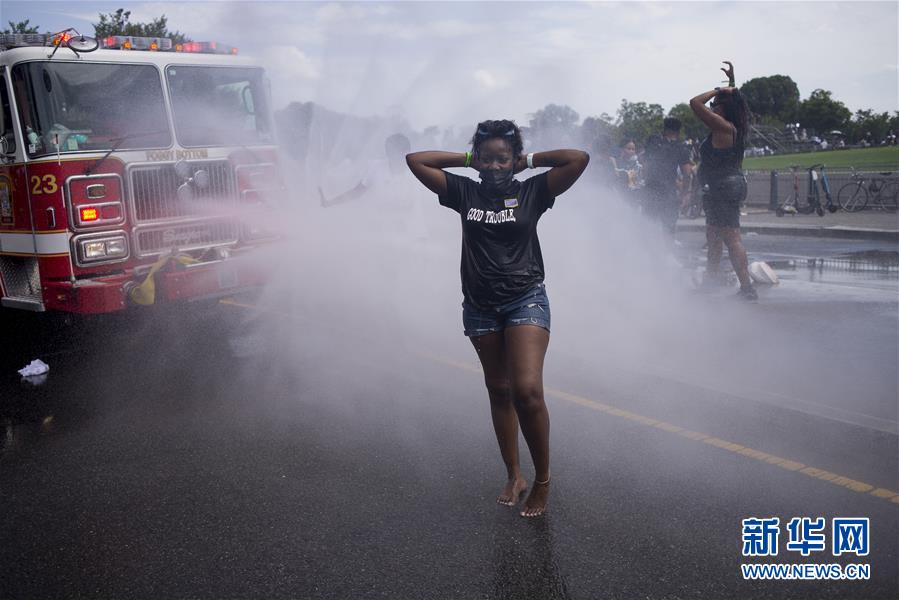 (國際)(5)美國民眾舉行反種族歧視和暴力執(zhí)法大規(guī)模示威活動