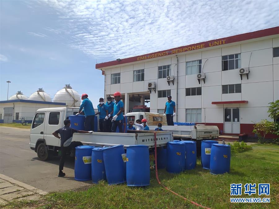 (國際·圖文互動)(2)在斯里蘭卡中國專家和中資企業助力油輪滅火