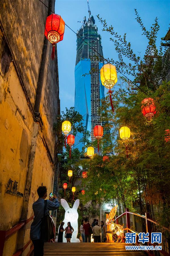 （國(guó)際&middot;圖文互動(dòng)）（1）玉兔花燈映照吉隆坡月夜