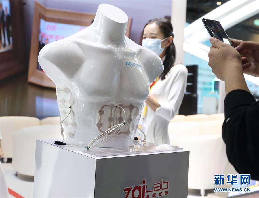 (第三屆進博會·圖文互動)(2)新疫苗、新療法,進博會最“火爆”展區(qū)見聞