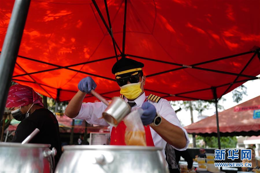 (國際·圖文互動)(6)通訊:前方總有機遇——記馬來西亞一位飛行員疫情下擺攤再就業(yè)