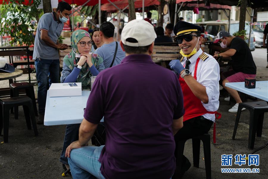 （國(guó)際&middot;圖文互動(dòng)）（3）通訊：前方總有機(jī)遇&mdash;&mdash;記馬來(lái)西亞一位飛行員疫情下擺攤再就業(yè)