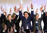 安倍晉三出席自民黨年會(huì) 再次為&ldquo;地價(jià)門(mén)&rdquo;鞠躬道歉