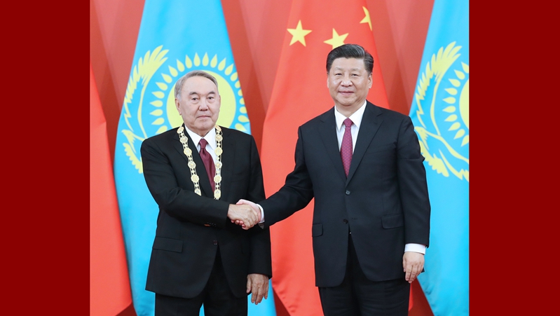 習近平為納扎爾巴耶夫舉行&ldquo;友誼勛章&rdquo;頒授儀式