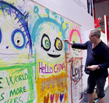 在進(jìn)博會上畫&ldquo;娃娃&rdquo;的丹麥藝術(shù)家