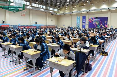 中學體育館變&ldquo;大食堂&rdquo;