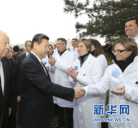 習近平參觀梅里埃生物科研中心